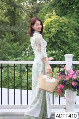 Áo dài hoa nhí tơ xanh lơ nút bọc xanh