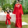 Áo dài mẹ đỏ gia đình Minh Tường