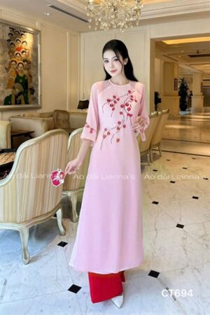 Áo dài cách Tân Hồng theu hoa đỏ
