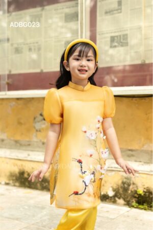 AD bé gái tơ vàng kết hoa tay bồng