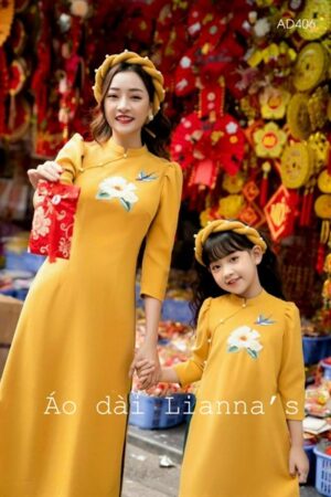 GD vang thêu hoa ngực