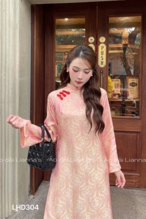 Áo dài lụa hà đông chữ thọ màu peach quan gấm xanh nhạt