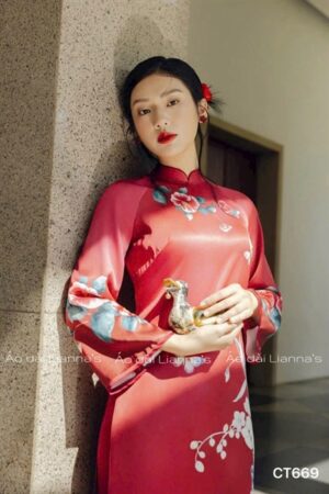 Áo dài cách tan hoạ Tết in tong đỏ