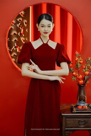 AD nhung cổ yếm tay bồng