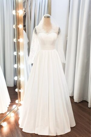 Váy cưới satin trơn phối ren