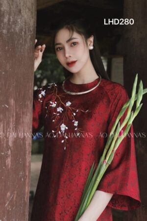 Áo dài suông lụa hà đông thêu hoa màu đỏ đô
