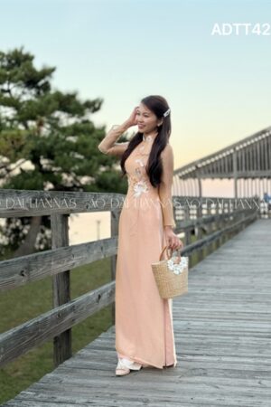 Ao dai tơ ánh kim thêu hoa sen