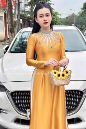 Áo dài vàng valentino đính kết cổ