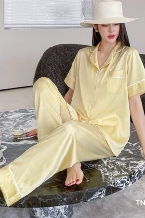 Tay ngắn quần dài chữ vàng