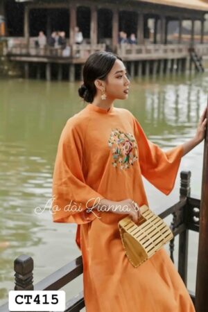Ao dai suông hoa theu tông cam đất