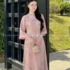 Áo dài cách tan Hồng ren hoa cổ thắt bím