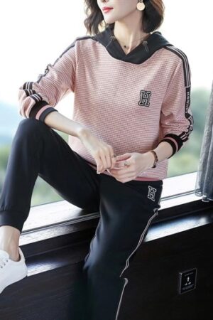 H- hồng quần đen