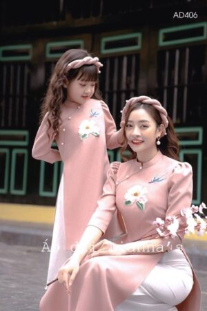 Bé gai hồng ruốt thêu hoa