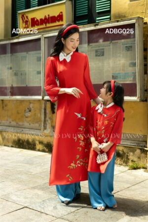 AD mẹ đỏ nơ trắng cổ