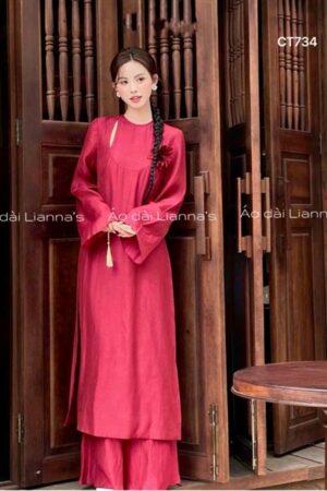Áo dài cách tan tơ đỏ cài hoa