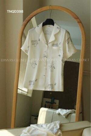 Lụa tay ngắn quan dài mèo gối nền be