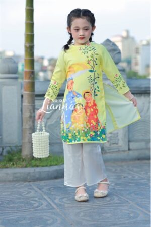 Bé đón tết (vàng quần trắng )