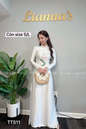 Áo dài trắng lua vân gỗ kết hoa