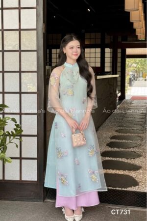 Áo dài cách Tân hoa thêu áo xanh dương