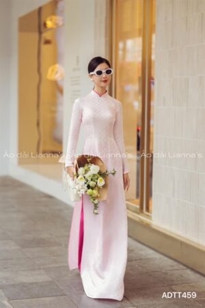 Áo dài truyền thống hồng phấn viền cổ hông sen