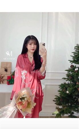 Váy lụa đỏ đô