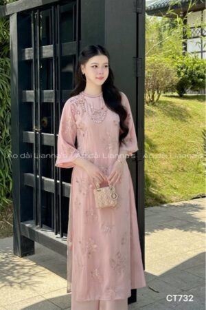 Áo dài cách tan Hồng ren hoa cổ thắt bím