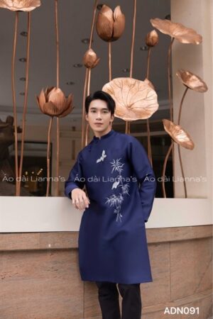 Áo dài nam xanh đậm thêu cỏ và cành trúc