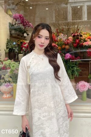 Áo dài gấm họa tiết màu kem sữa