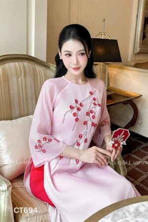 Áo dài cách Tân Hồng theu hoa đỏ kiotviet 6cf97905f41e079e8e2cfec6edaff200