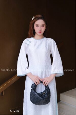 Áo dài suông trắng chim công kiotviet 97275ce022534e1dbdb742cf436ced67