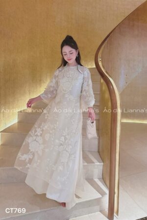 Áo dài suong tong kem ren thêu