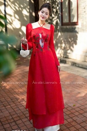 Áo dài đỏ cổ yếm xẻ tà