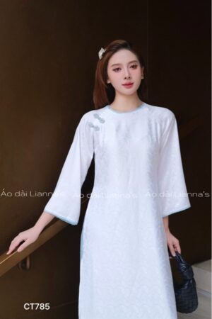 Áo dài suông trắng chim công