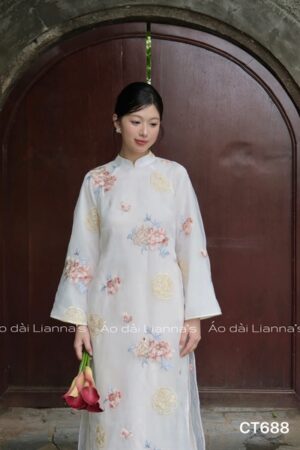 Áo dài cách tan hoa thêu hoa Hồng tông ao kem