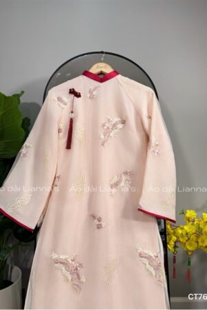 Áo dài cách tân hồng thêu viền đỏ kiotviet 3c94dcdf511fd84f70d11b818b286159