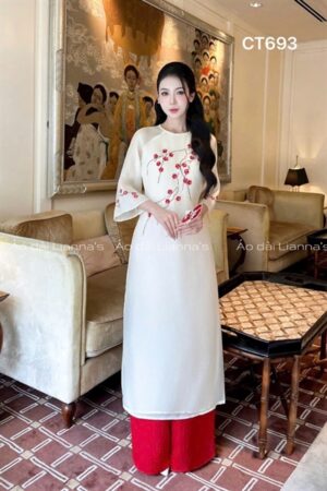 Áo dài trắng kết hoa đỏ