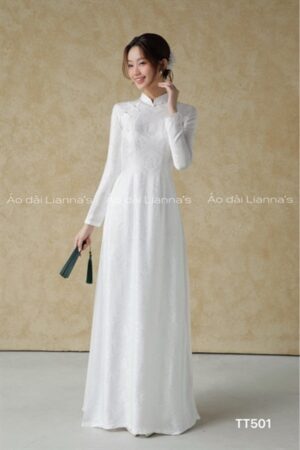 Áo dài trắng truyền thống chữ thọ kết khuy