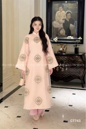 Áo dài cách Tân Hồng ren thêu tròn