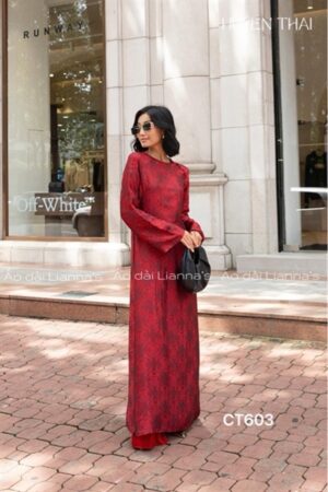 Áo dài gấm thọ đỏ cổ tròn