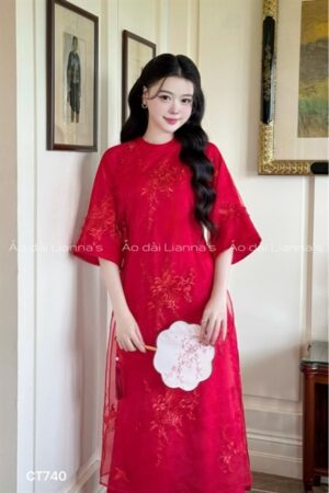 Ao dài suông tơ thêu hoa đỏ cổ tròn