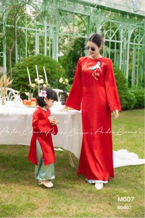 Áo dài mẹ đỏ gia đình Minh Tường