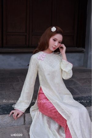 Áo dài tơ tằm tong vàng nhẹ