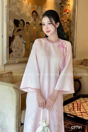 Áo dài gấm hồng kết nơ