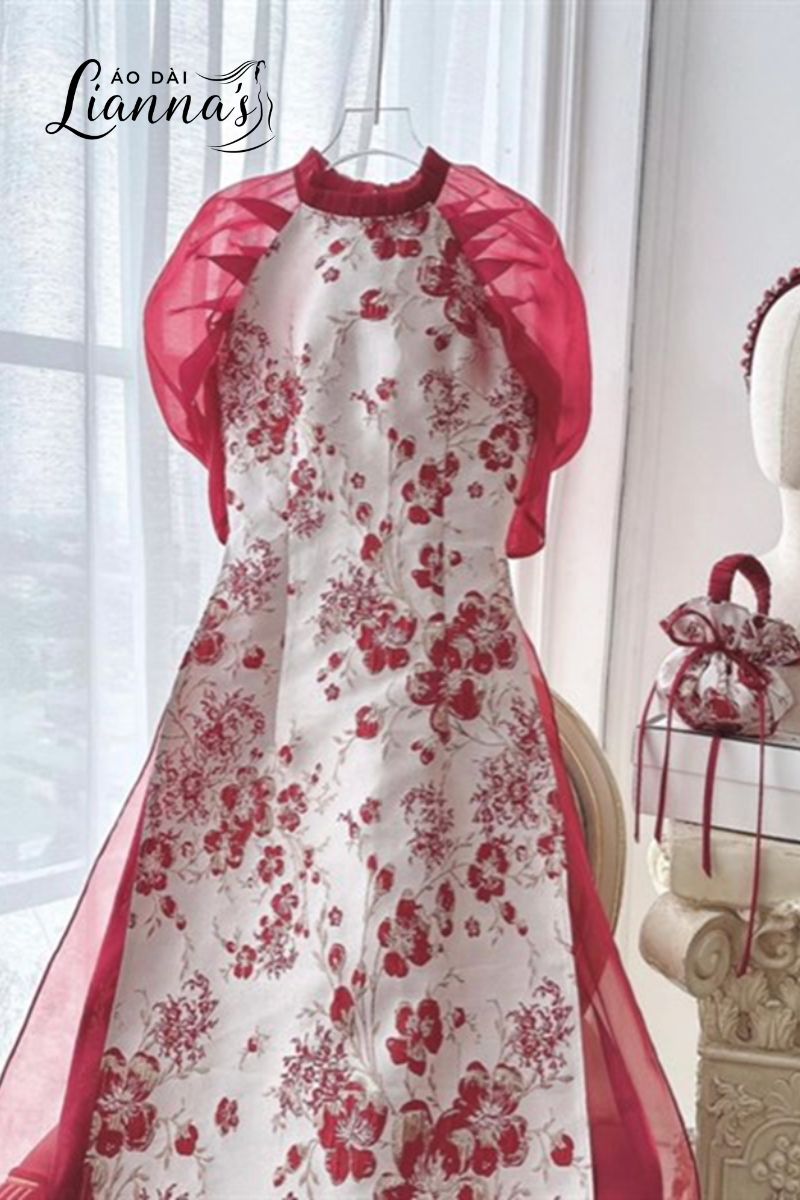 Đỏ 4 tà phối trắng – Mẫu áo dài nổi bật, thanh lịch và cuốn hút cho nhiều dịp đặc biệt Đỏ 4 tà phối trắng