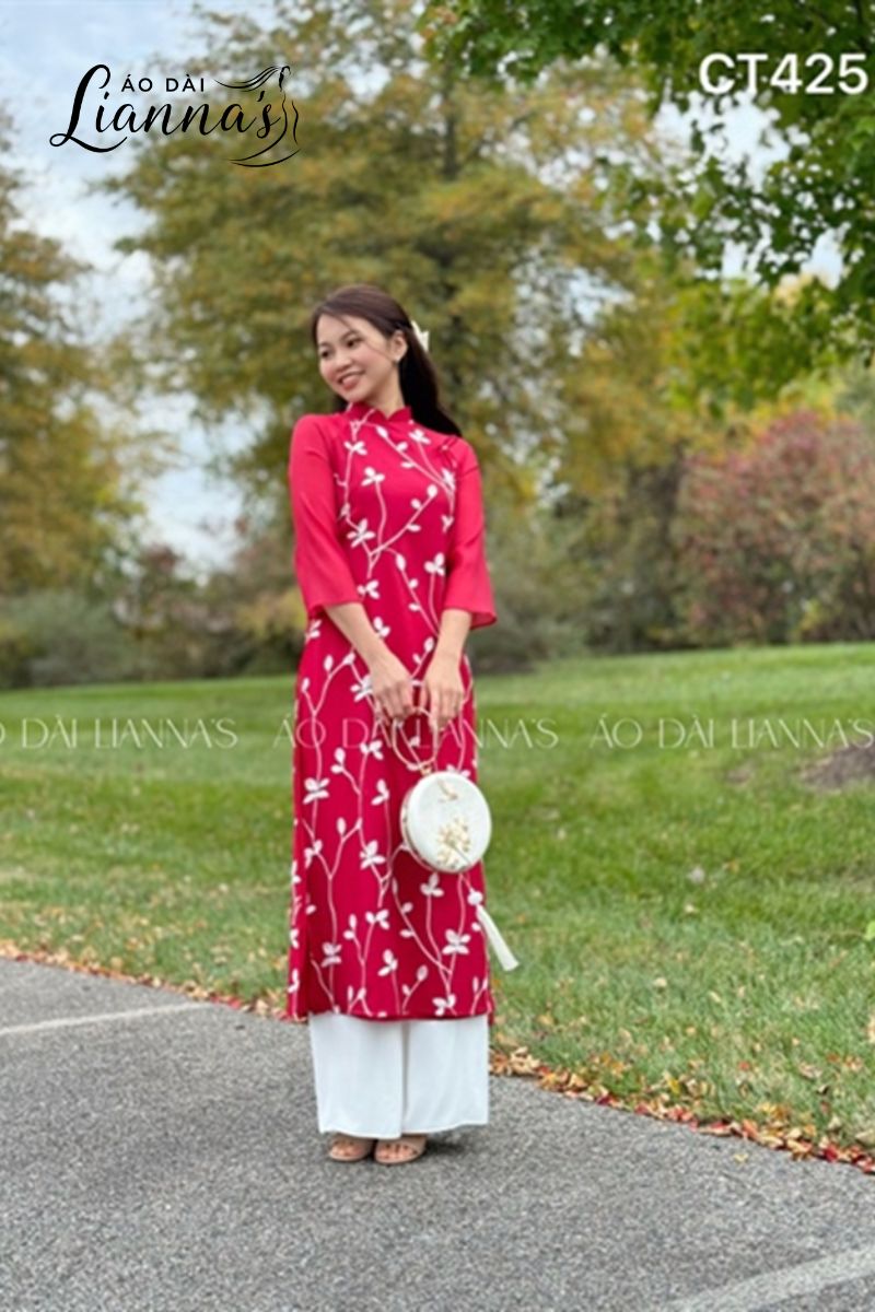 Đỏ 4 tà phối trắng – Mẫu áo dài nổi bật, thanh lịch và cuốn hút cho nhiều dịp đặc biệt Đỏ 4 tà phối trắng