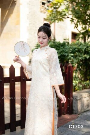Áo dài cách Tân ren thêu hoa tong kem nút cam