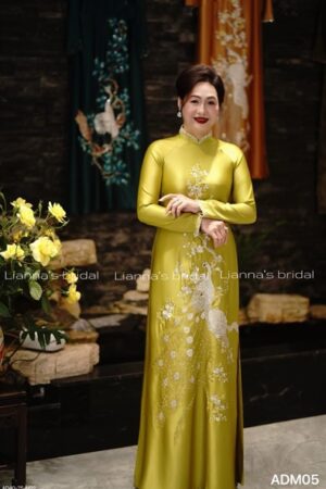 Áo dài mẹ vàng canh thêu cặp công