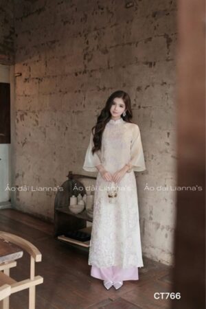 Áo dài cách tân hoa tiết thêu tím