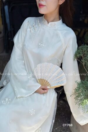 Áo dài cách tân tong kem họa tiết thêu tròn