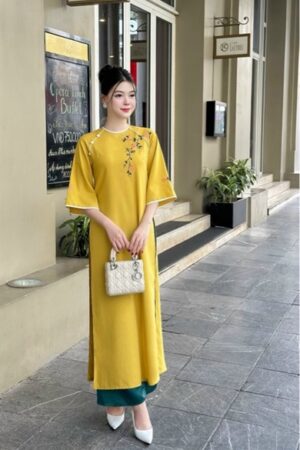 Áo dài linen theu hoa màu vàng